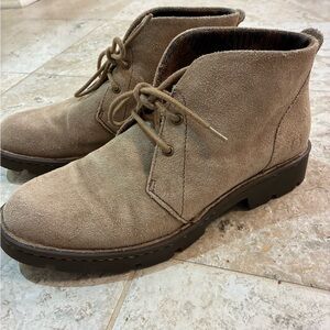 Born Women’s Taupe Suede Chukka Boots SZ 7 F69817